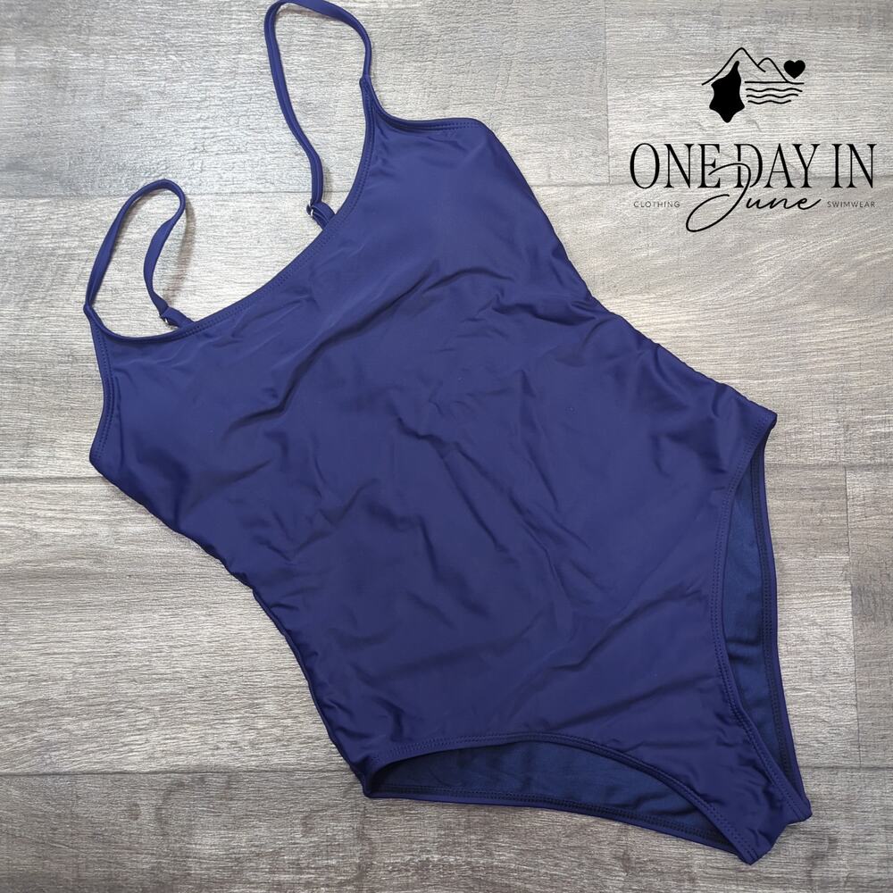 Adisputent Moderate One Piece Swimsuit Size M